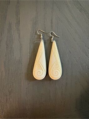 Māori by Design bone Carved Teardrop Dangle Earrings — Cream
